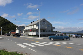 Отель Ulvsvåg Gjestgiveri og Fjordcamping AS  Улсвог